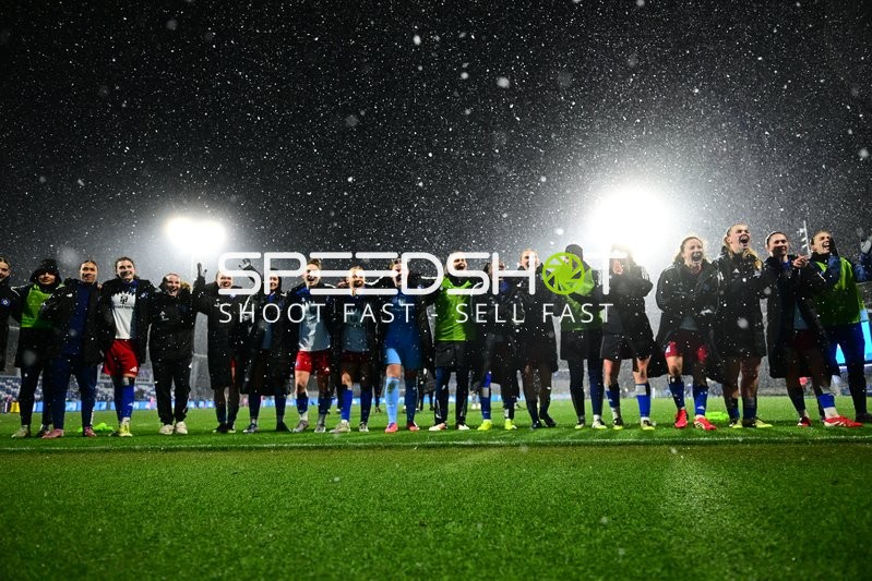 Spielerinnen feiern gemeinsam