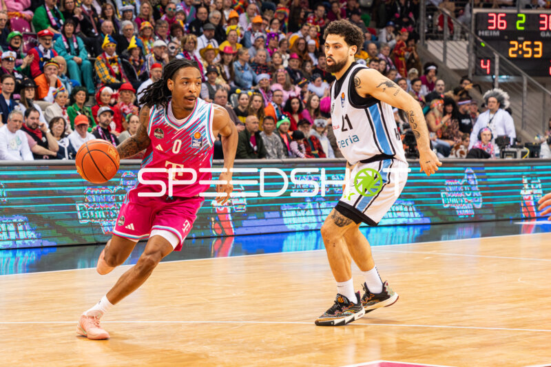 Devon Daniels (21; Veolia Towers Hamburg) und Jalen Finch (0; Telekom Baskets Bonn) in Aktion