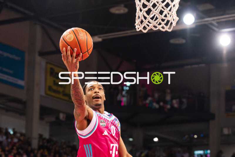 Jalen Finch (0, Telekom Baskets Bonn) in Aktion