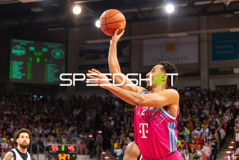 Joel Aminu (21; Telekom Baskets Bonn) mit Wurf gegen Devon Daniels (21; Veolia Towers Hamburg)