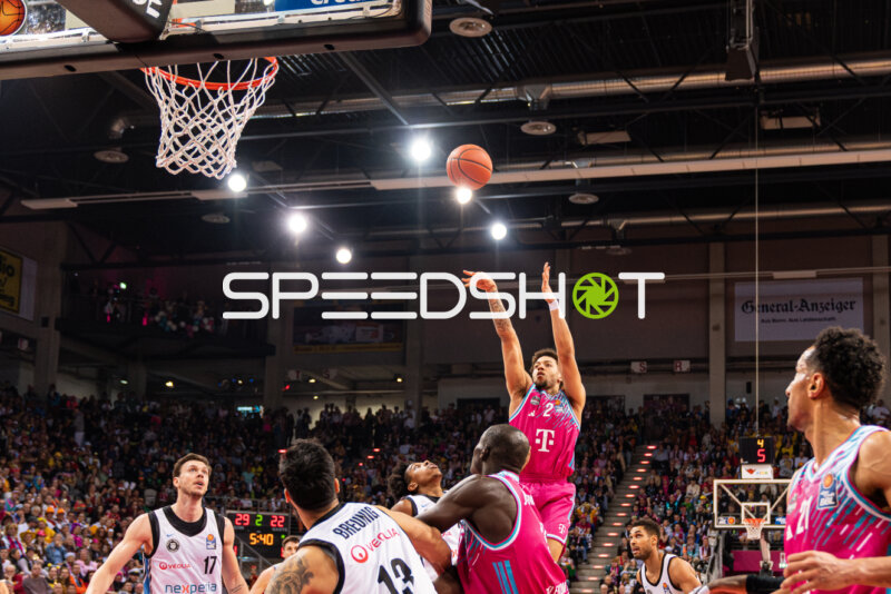 Spielaktion mit Alijah Comithier (2; Telekom Baskets Bonn) und Jan Niklas Wimberg (17; Veolia Towers Hamburg)