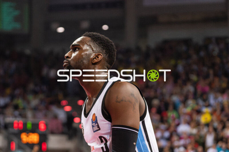 Osaro Jurgen Rich (3; Veolia Towers Hamburg) in Aktion