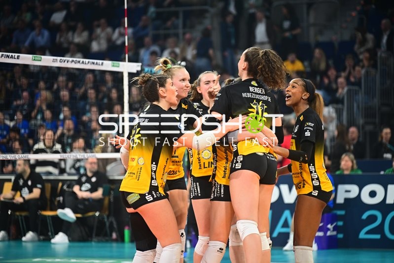 Spielszene mit Roosa Laakkonen (4; VfB Suhl LOTTO Thüringen) und Sanaa Dotson (9; VfB Suhl LOTTO Thüringen)