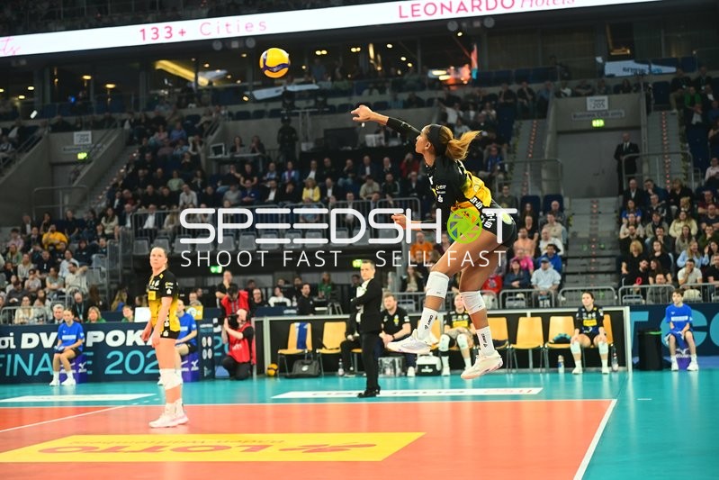 Aufschlag von Emma Sambale (7; VfB Suhl LOTTO Thüringen)