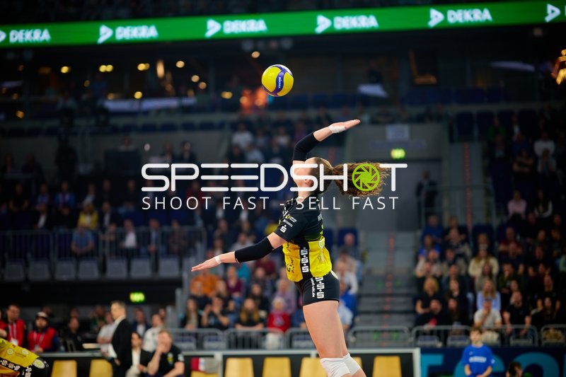 Aufschlag von Svea Naujack (1; VfB Suhl LOTTO Thüringen)