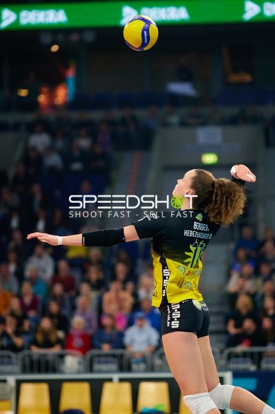 Aufschlag von Laura Berger (11; VfB Suhl LOTTO Thüringen)