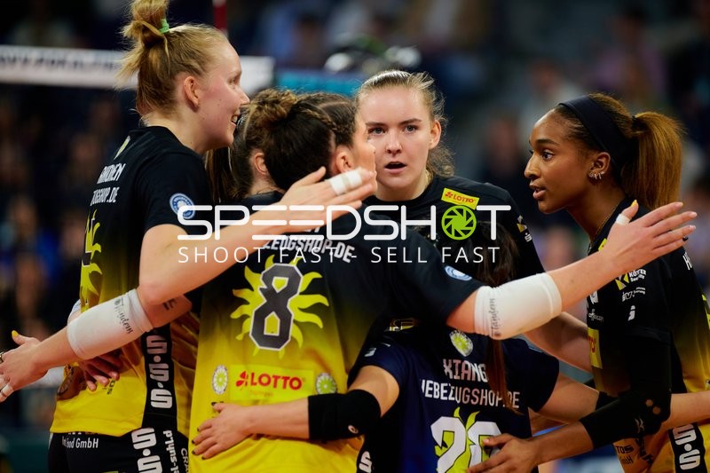 Spielszene mit Roosa Laakkonen (4; VfB Suhl LOTTO Thüringen), Monika Brancuska (25; VfB Suhl LOTTO Thüringen) und Sanaa Dotson (9; VfB Suhl LOTTO Thüringen)