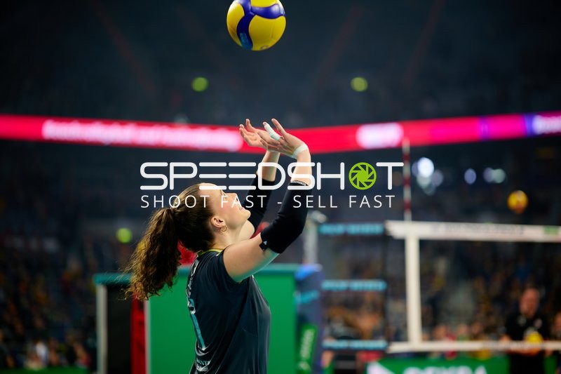 Spielszene mit Svea Naujack (1; VfB Suhl LOTTO Thüringen)