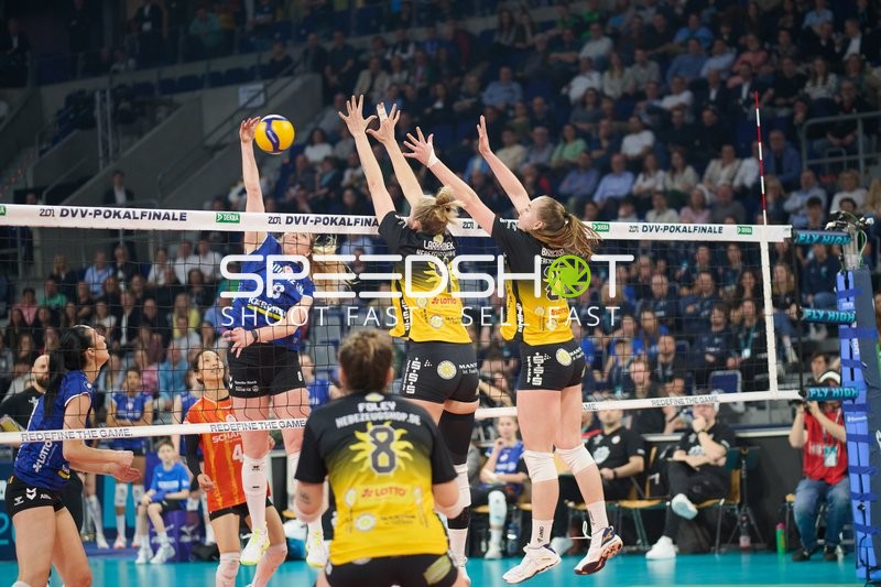 Spielszene mit Eleanor Holthaus (8; Allianz MTV Stuttgart) und Roosa Laakkonen (4; VfB Suhl LOTTO Thüringen)