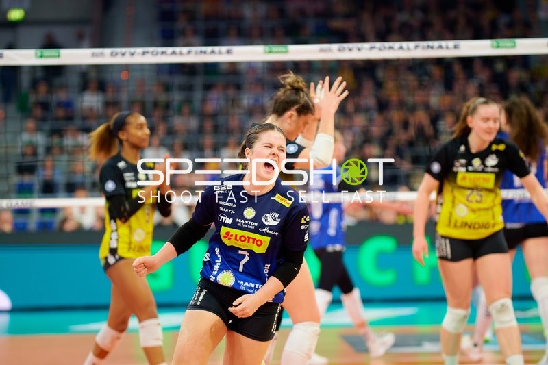 Spielszene mit Emma Sambale (7; VfB Suhl LOTTO Thüringen)