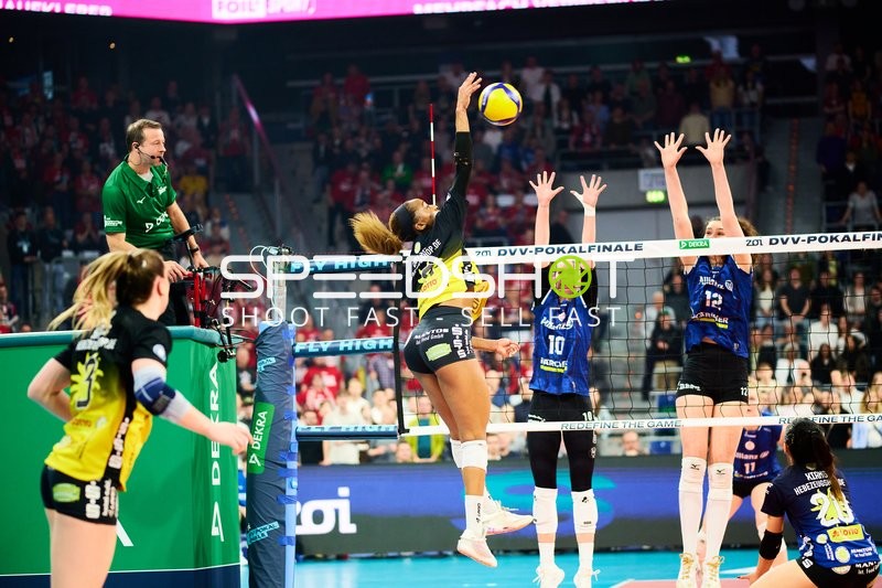 Spielszene mit Hannah Hartmann (5; VfB Suhl LOTTO Thüringen) und Pia Kästner (10; Allianz MTV Stuttgart)