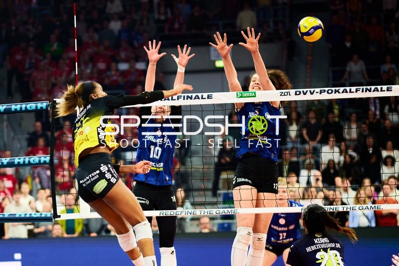 Spielszene mit Hannah Hartmann (5; VfB Suhl LOTTO Thüringen), Pia Kästner (10; Allianz MTV Stuttgart) und Lucia Varela Gomez (12; Allianz MTV Stuttgart)