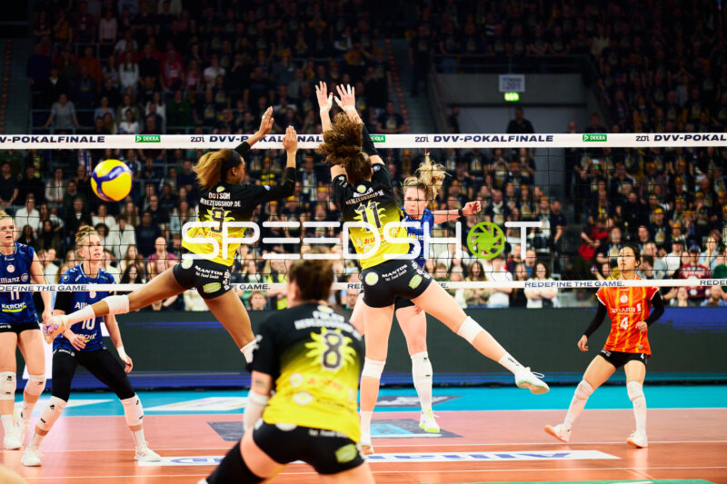 Spielszene mit Laura Berger (11; VfB Suhl LOTTO Thüringen), Sanaa Dotson (9; VfB Suhl LOTTO Thüringen) und Yurika Bamba (4; Allianz MTV Stuttgart)