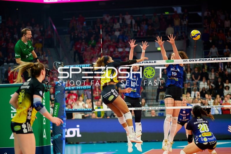 Spielszene mit Xiang-Chen Lai (20; VfB Suhl LOTTO Thüringen), Pia Kästner (10; Allianz MTV Stuttgart) und Lucia Varela Gomez (12; Allianz MTV Stuttgart)