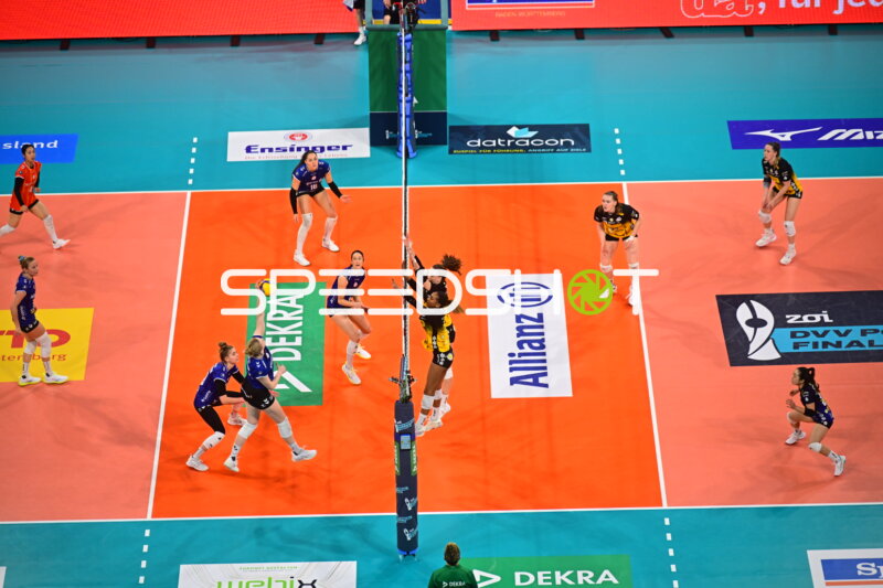 Spielszene mit Lara Nagels (3; VfB Suhl LOTTO Thüringen) und Mikala Mogensen (16; Allianz MTV Stuttgart)