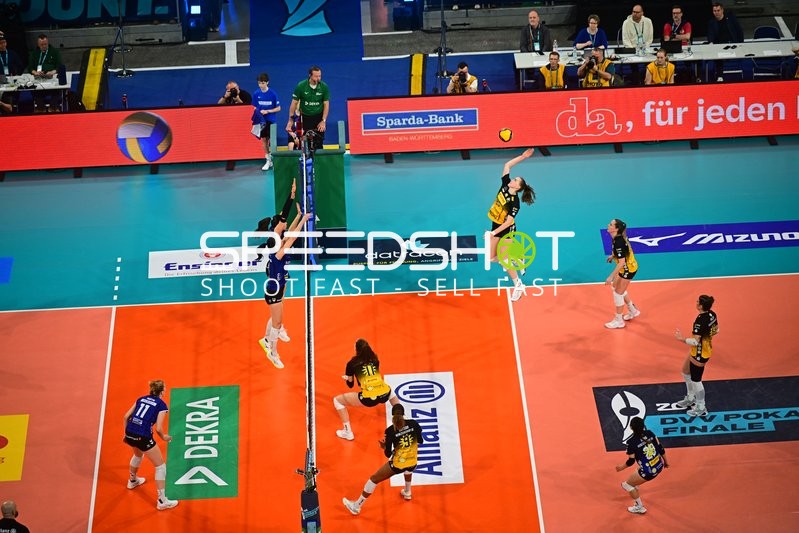 Spielszene mit Roosa Laakkonen (4; VfB Suhl LOTTO Thüringen) und Pauline Martin (11; Allianz MTV Stuttgart)