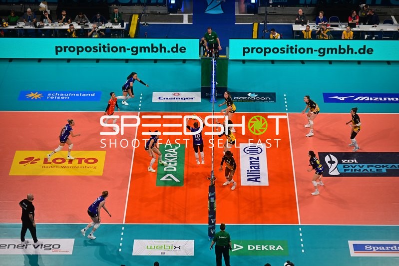 Spielszene mit Pia Kästner (10; Allianz MTV Stuttgart) und Roosa Laakkonen (4; VfB Suhl LOTTO Thüringen)