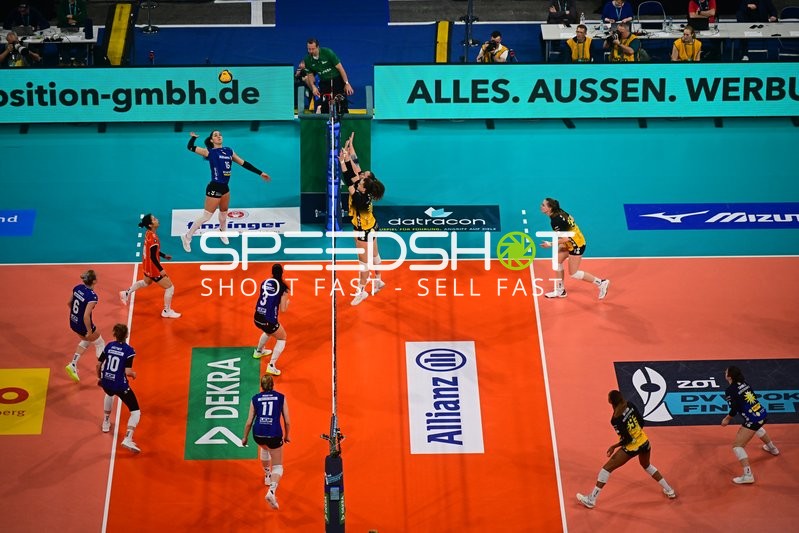 Mikala Mogensen (16; Allianz MTV Stuttgart) beim Aufschlag