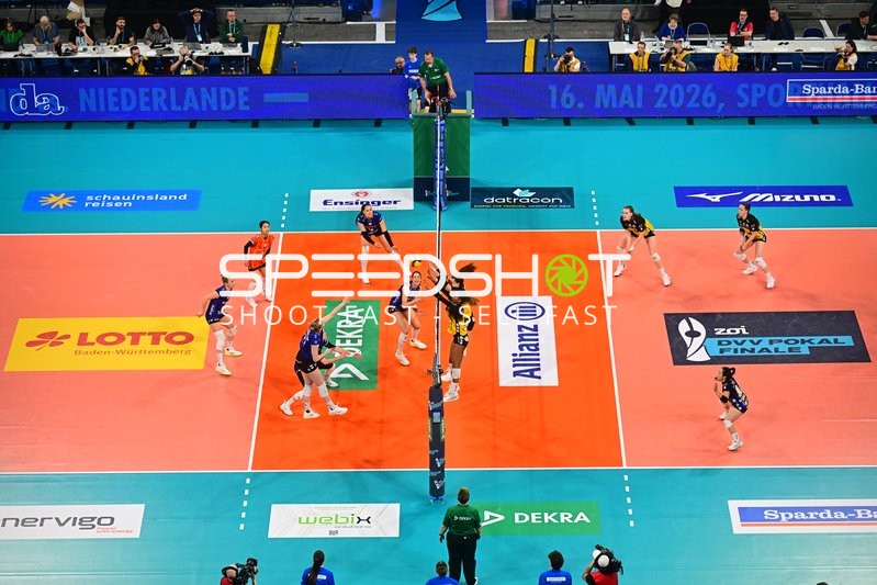 Spielszene mit Yurika Bamba (4; Allianz MTV Stuttgart), Hannah Hartmann (5; VfB Suhl LOTTO Thüringen) und Xiang-Chen Lai (20; VfB Suhl LOTTO Thüringen)