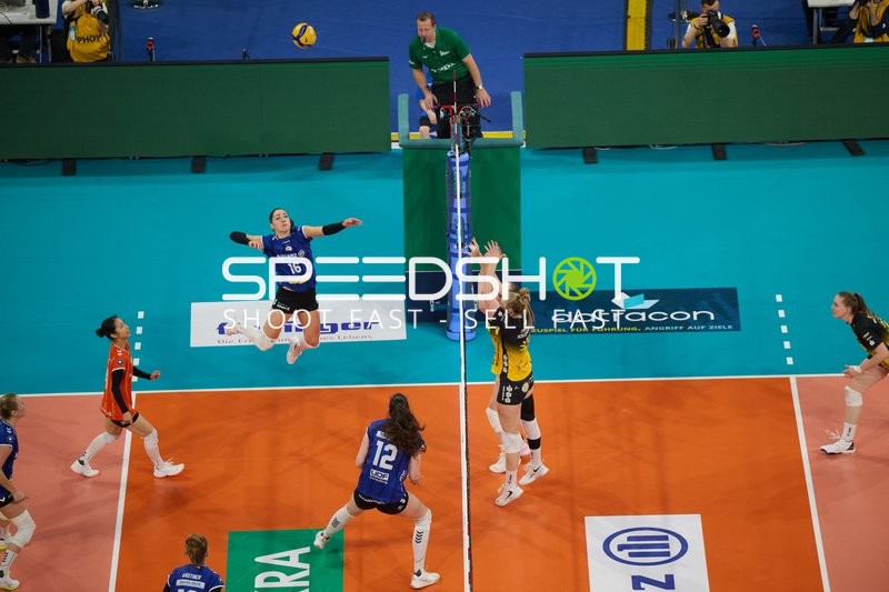 Angriff mit Block am Netz