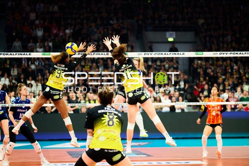 Spielszene mit Sanaa Dotson (9; VfB Suhl LOTTO Thüringen), Laura Berger (11; VfB Suhl LOTTO Thüringen) und McKenzie Foley (8; VfB Suhl LOTTO Thüringen)