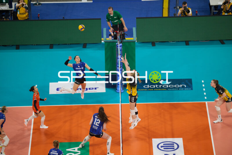 Spielszene mit Mikala Mogensen (16; Allianz MTV Stuttgart) am Netz