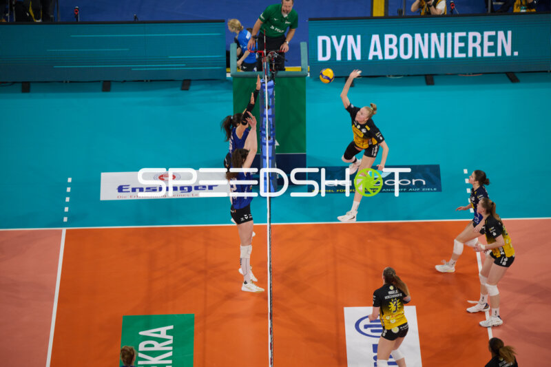 Spielszene mit Hannah Hartmann (5; VfB Suhl LOTTO Thüringen), Leilani Slacanin (2; Allianz MTV Stuttgart) und Jasmine Gross (3; Allianz MTV Stuttgart)