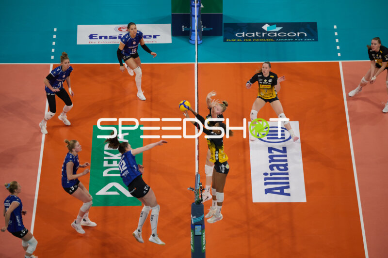 Spielszene mit Mikala Mogensen (16; Allianz MTV Stuttgart) und Monika Brancuska (25; VfB Suhl LOTTO Thüringen)