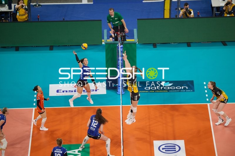 Spielszene mit Mikala Mogensen (16; Allianz MTV Stuttgart)