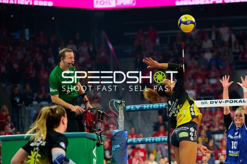 Spielszene mit 10; VfB Suhl LOTTO Thüringen und Pia Kästner (10; Allianz MTV Stuttgart)