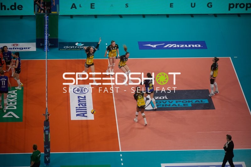 Spielszene mit Monika Brancuska (25; VfB Suhl LOTTO Thüringen) und Mikala Mogensen (16; Allianz MTV Stuttgart)