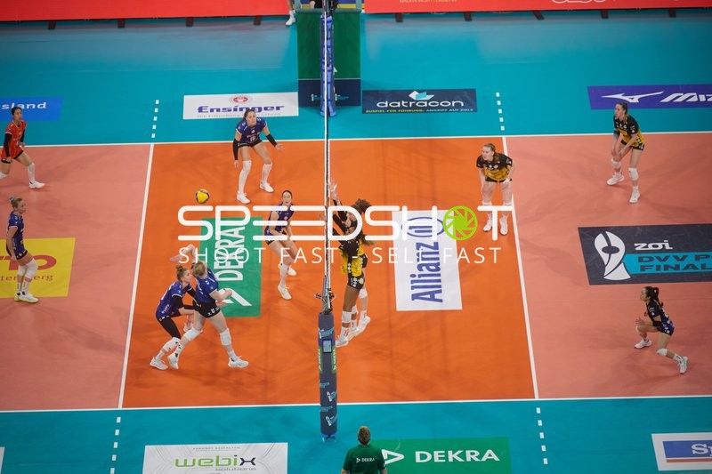 Blockaktion mit Monika Brancuska (25; VfB Suhl LOTTO Thüringen) und Yurika Bamba (4; Allianz MTV Stuttgart)