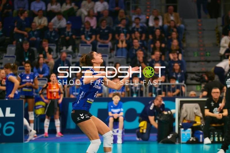 Spielszene mit Jasmine Gross (3; Allianz MTV Stuttgart)