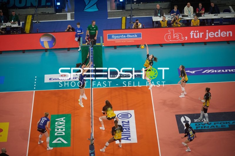 Spielszene mit Laura Berger (11; VfB Suhl LOTTO Thüringen) und Pia Kästner (10; Allianz MTV Stuttgart)