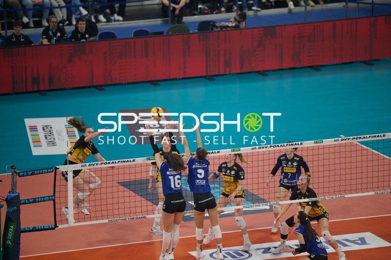 Spielszene mit McKenzie Foley (8; VfB Suhl LOTTO Thüringen)