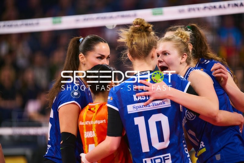 Spielszene mit Pauline Martin (11; Allianz MTV Stuttgart) und Mikala Mogensen (16; Allianz MTV Stuttgart)