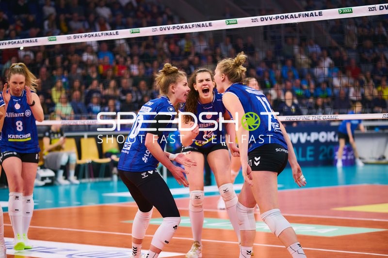 Jubel von Lucia Varela Gomez (12; Allianz MTV Stuttgart), Eleanor Holthaus (8; Allianz MTV Stuttgart) und Pia Kästner (10; Allianz MTV Stuttgart)
