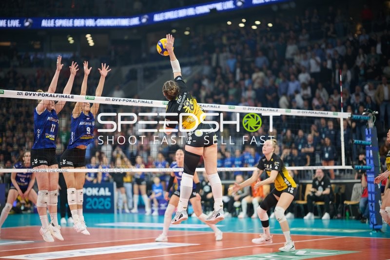 Spielszene mit Lara Nagels (3; VfB Suhl LOTTO Thüringen) und Anna Koulberg (9; Allianz MTV Stuttgart)