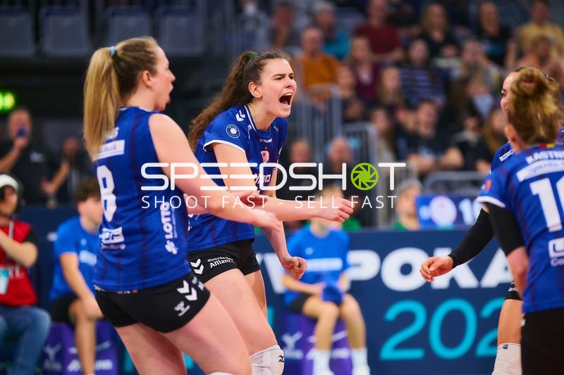 Lucia Varela Gomez (12; Allianz MTV Stuttgart) jubelt