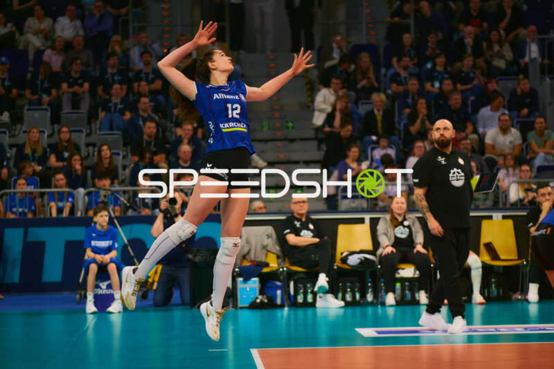 Lucia Varela Gomez (12; Allianz MTV Stuttgart) beim Angriff