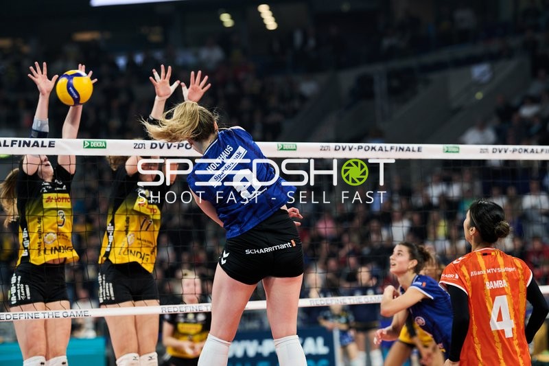 Angriff von Eleanor Holthaus (8; Allianz MTV Stuttgart) am Netz