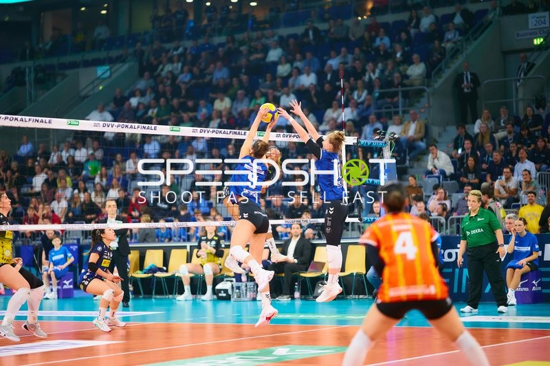 Block am Netz mit Anna Koulberg (9; Allianz MTV Stuttgart) und Pia Kästner (10; Allianz MTV Stuttgart)