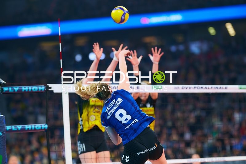 Spielszene mit Eleanor Holthaus (8; Allianz MTV Stuttgart) und Monika Brancuska (25; VfB Suhl LOTTO Thüringen)