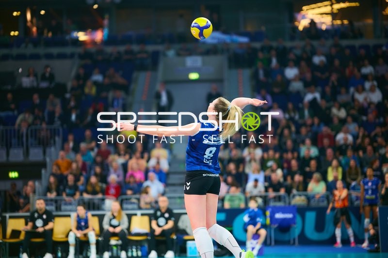 Aufschlag von Eleanor Holthaus (8; Allianz MTV Stuttgart)