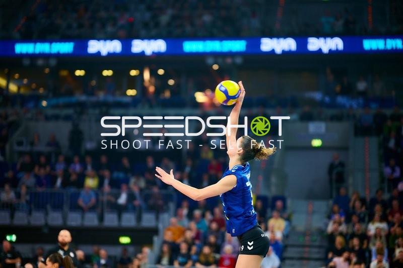 Anna Koulberg (9; Allianz MTV Stuttgart) beim Aufschlag