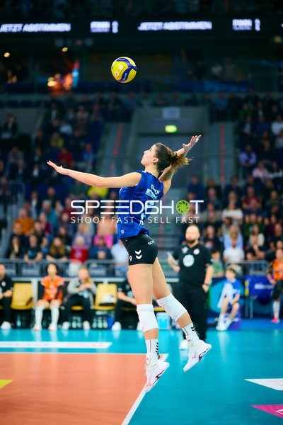 Anna Koulberg (9; Allianz MTV Stuttgart) beim Aufschlag