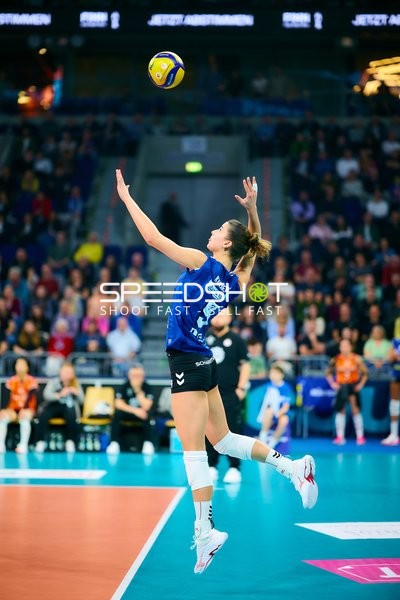 Aufschlag von Anna Koulberg (9; Allianz MTV Stuttgart)