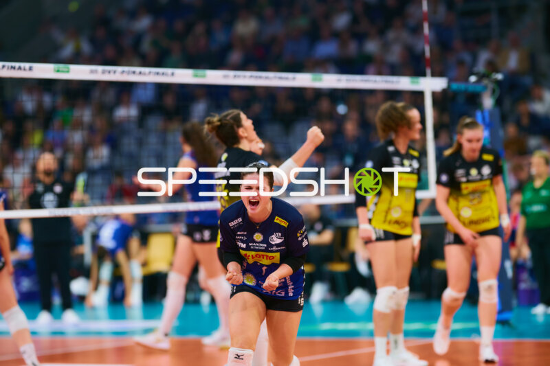 Emma Sambale (7; VfB Suhl LOTTO Thüringen) jubelt