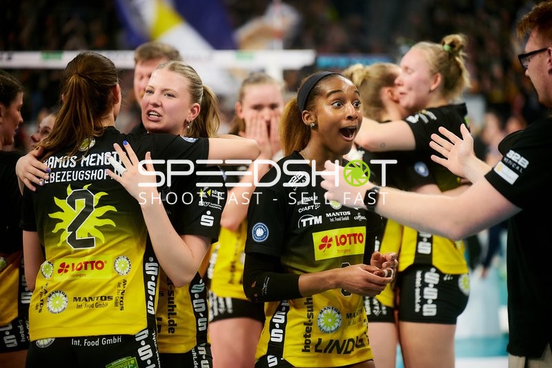 Spielszene mit Roosa Laakkonen (4; VfB Suhl LOTTO Thüringen), Svea Naujack (1; VfB Suhl LOTTO Thüringen) und Sanaa Dotson (9; VfB Suhl LOTTO Thüringen)