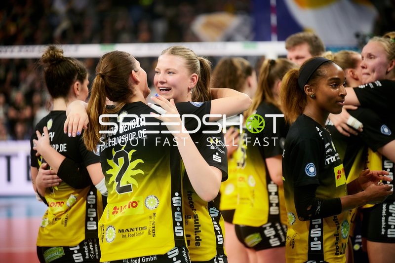 Spielszene mit Roosa Laakkonen (4; VfB Suhl LOTTO Thüringen), Svea Naujack (1; VfB Suhl LOTTO Thüringen) und Sanaa Dotson (9; VfB Suhl LOTTO Thüringen)